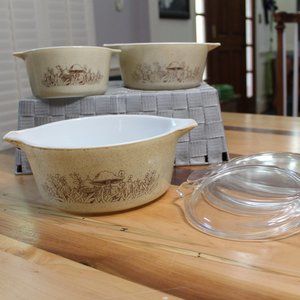 Pyrex Tan and White Cookware Set with Clear Lids